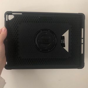 UAG METROPOLIS SERIES IPAD 10.2” (8TH GEN, 2020) WITH HAND STRAP CASE